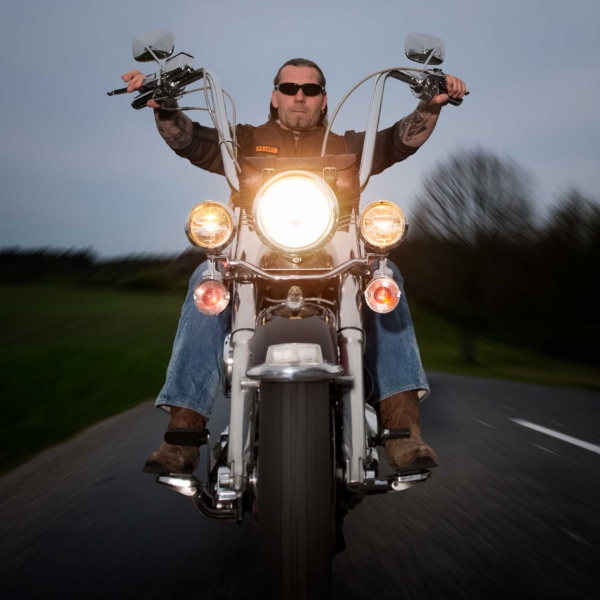Biker Biker på hans Harley Davidson motorcykel