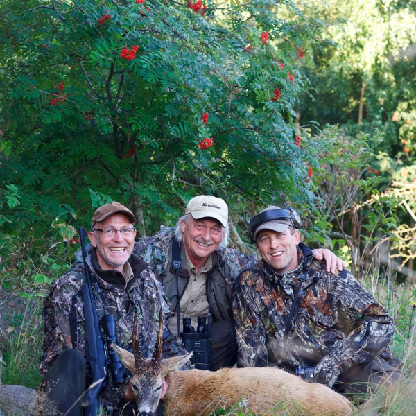 HappyHunters Erhvervsfoto af tre jægere med trofæ råbuk