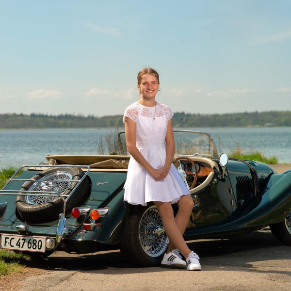 Konfirmation Konfirmand foran flot bil