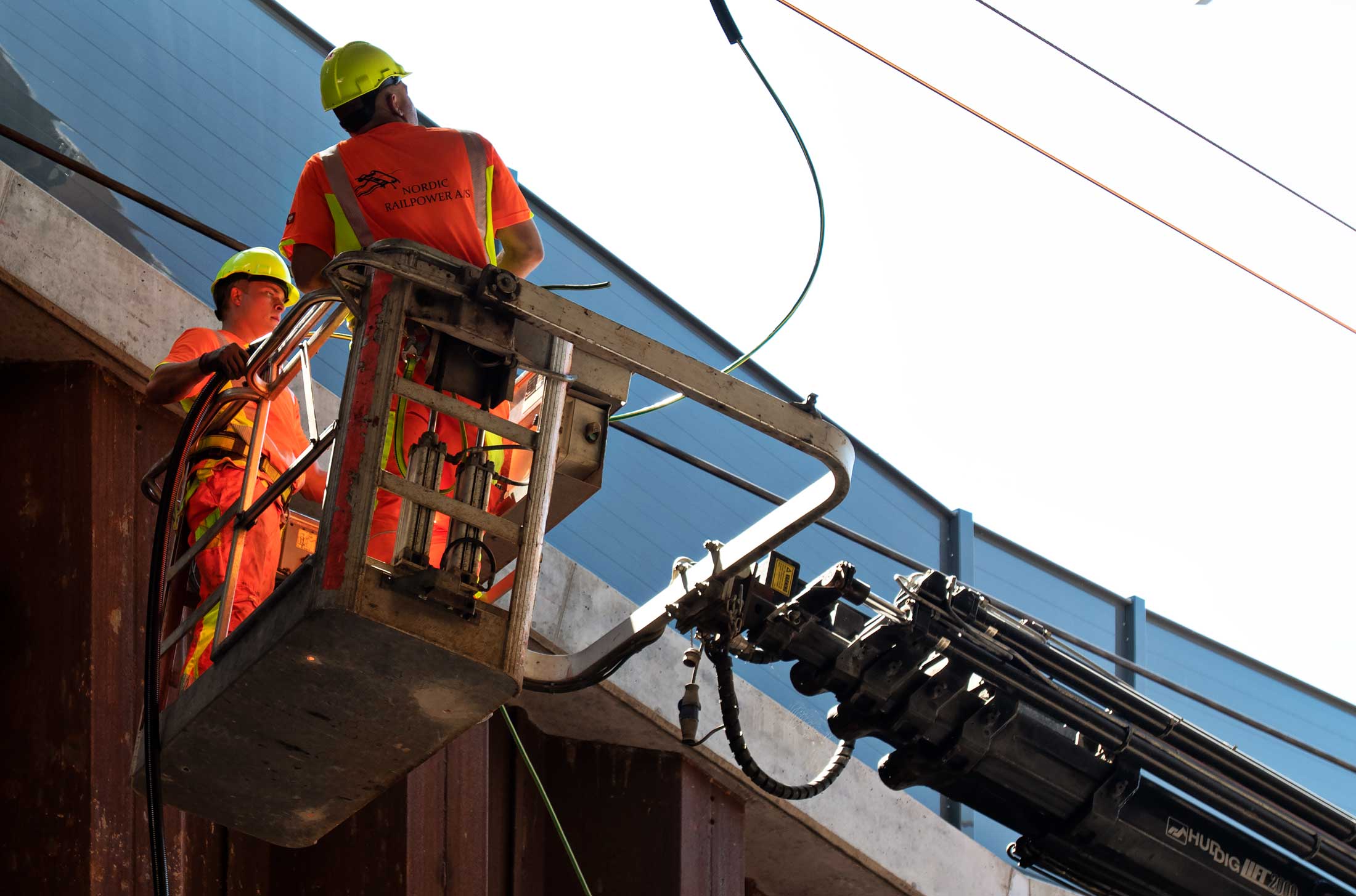 NordicRailpower01 to elektrikere arbejder med stærkstrøm
