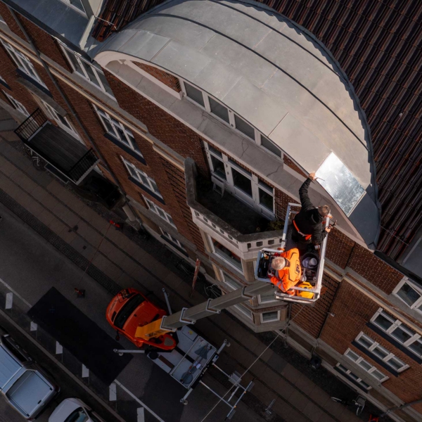 Roof–Fix-VVS Droneoptagelse af VVS medarbejder fra Suenson VVS der reparere tag