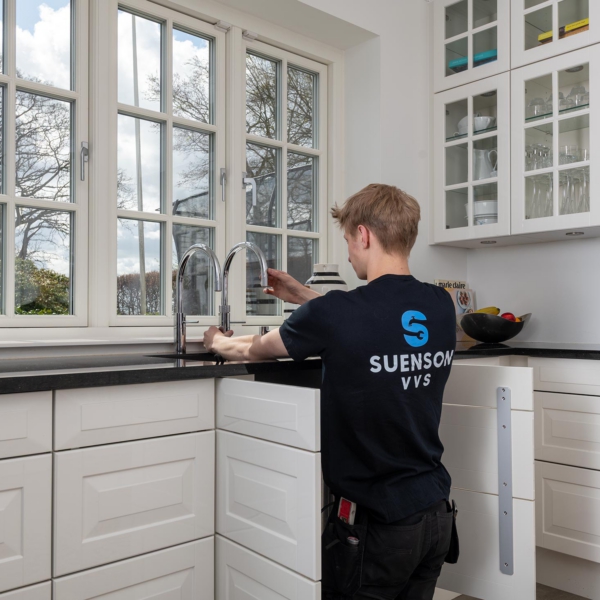 Suenson-VVS-Kitchen Erhvervsfotografi af VVS fagmand i køkken