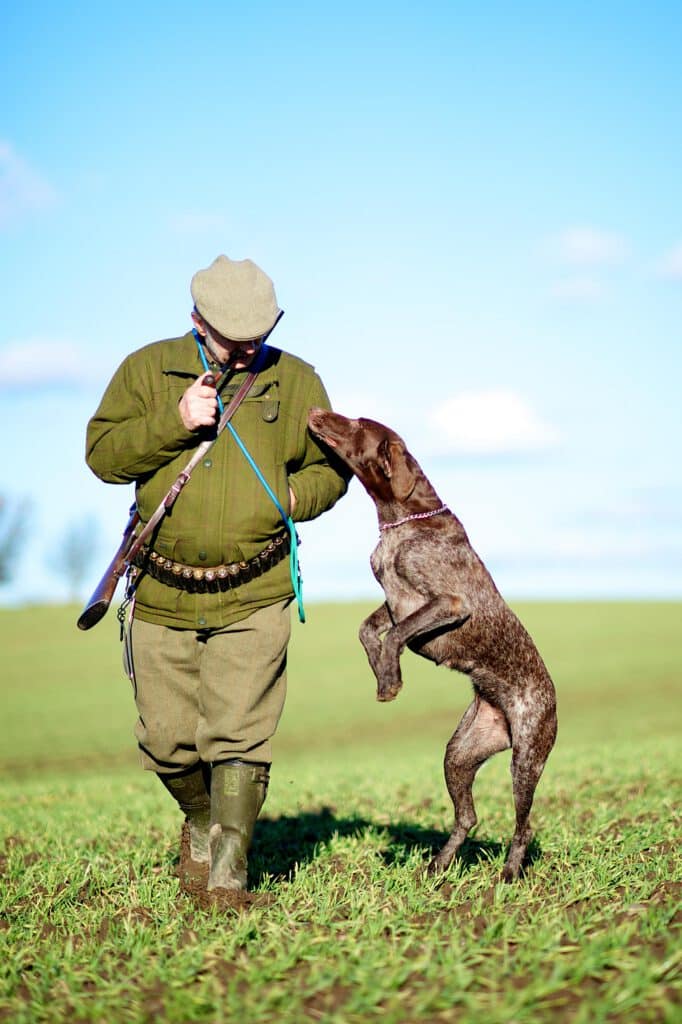 Jæger med sin hund