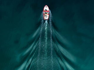 Boatfromabove Droneoptagelser af speedbåd taget oppe fra