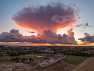Cloud Droneoptagelse af stor cumulus nimbus sky over Hvalsø by