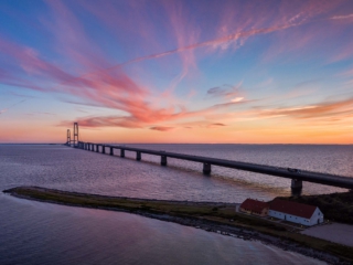 GreatBeltblueRed Drontofoto af Storebæltsbroen med smuk solnedgang
