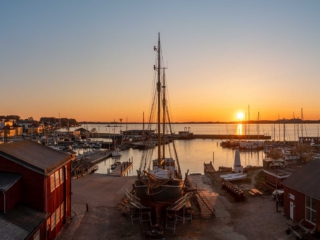 HolbaekSunset Droneoptagelse af Holbæk skibsværft med gammel fiskekutter til reperation