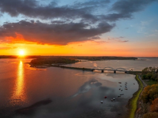 Munkholm Droneoptagelse med flot solnedgang fra fugleperspektiv over Munkholmbroen