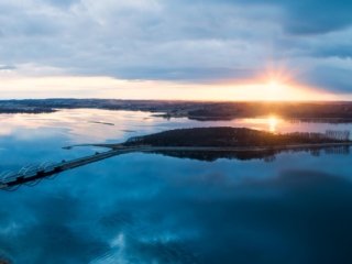MunkholmBlueSunset Droneoptagelse af blåt vand og solnedgang ved Munkholmbroen