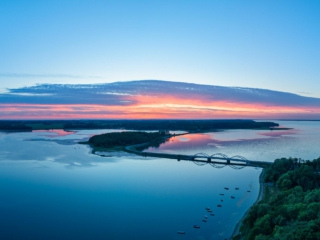 MunkholmRedBlue Droneoptagelse af flot solnedgang over Munkholmbroen i Holbæk