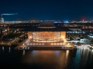Operahouse Operahuset i København taget fra drone om aftenen.