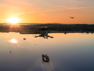 OroeFerry Droneoptagelse af Orøfærgen i solnedgang
