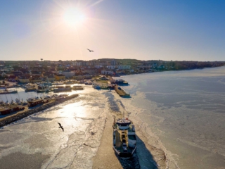 Oroferry Droneoptagelse af Orøfærgen en kold vinterdag