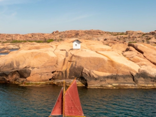 Sailboat Droneoptagelse af gammel svensk træbåd