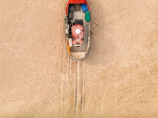 Smallboat Enlig båd trukket på land
