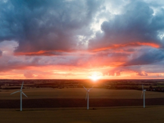 WindMillSunset Droneoptagelse af dramatisk solnedgang over vindmøller