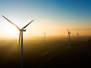 WindmillsSunrise Droneoptagelse af vindmøller i solnedgang